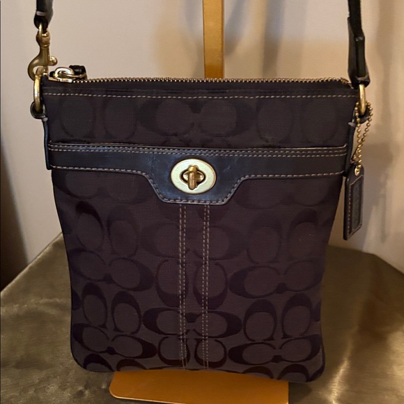 Coach Hampton BlackSignature swingpack Crossbody with Gold Turnlock G0867-40688 - Picture 2 of 15